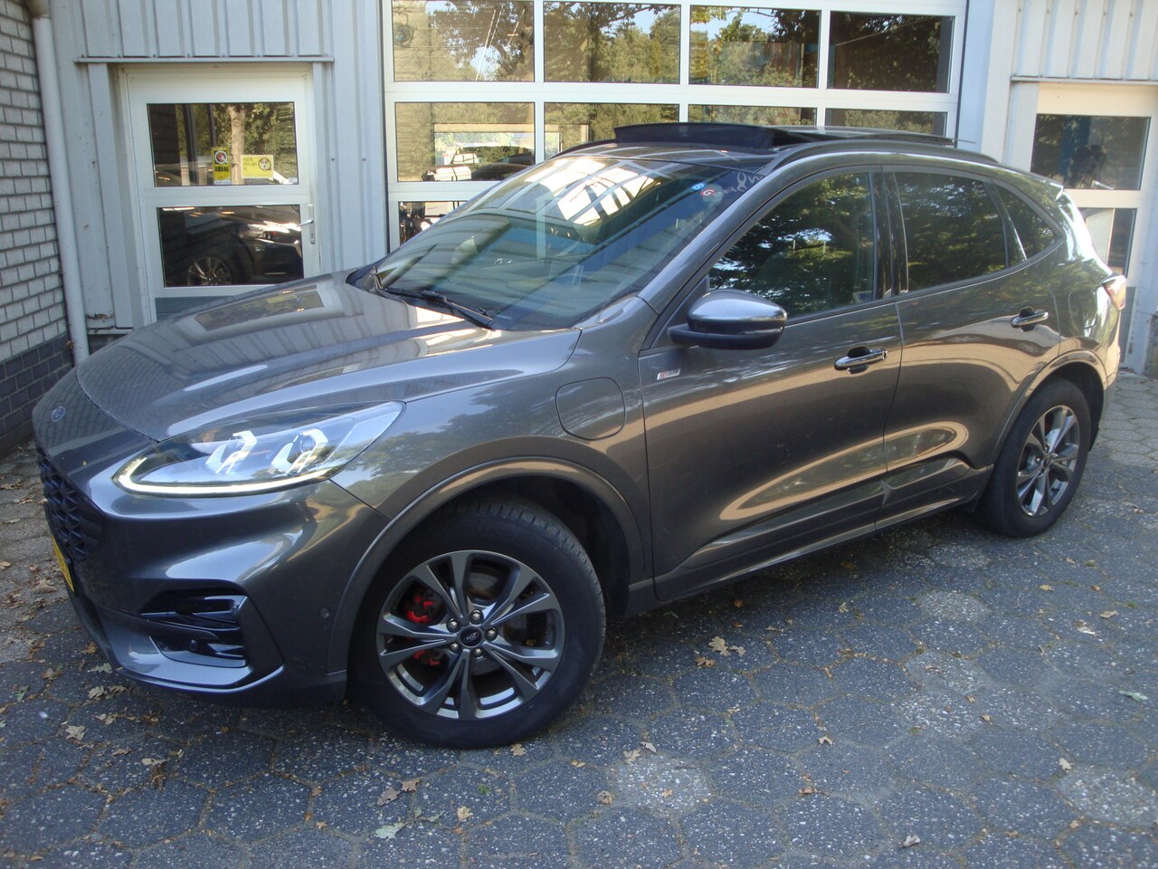 Ford Kuga - 2.5 PHEV ST-Line X Panorama-dak/ Leer-alcantara bekleding - AutoWereld.nl