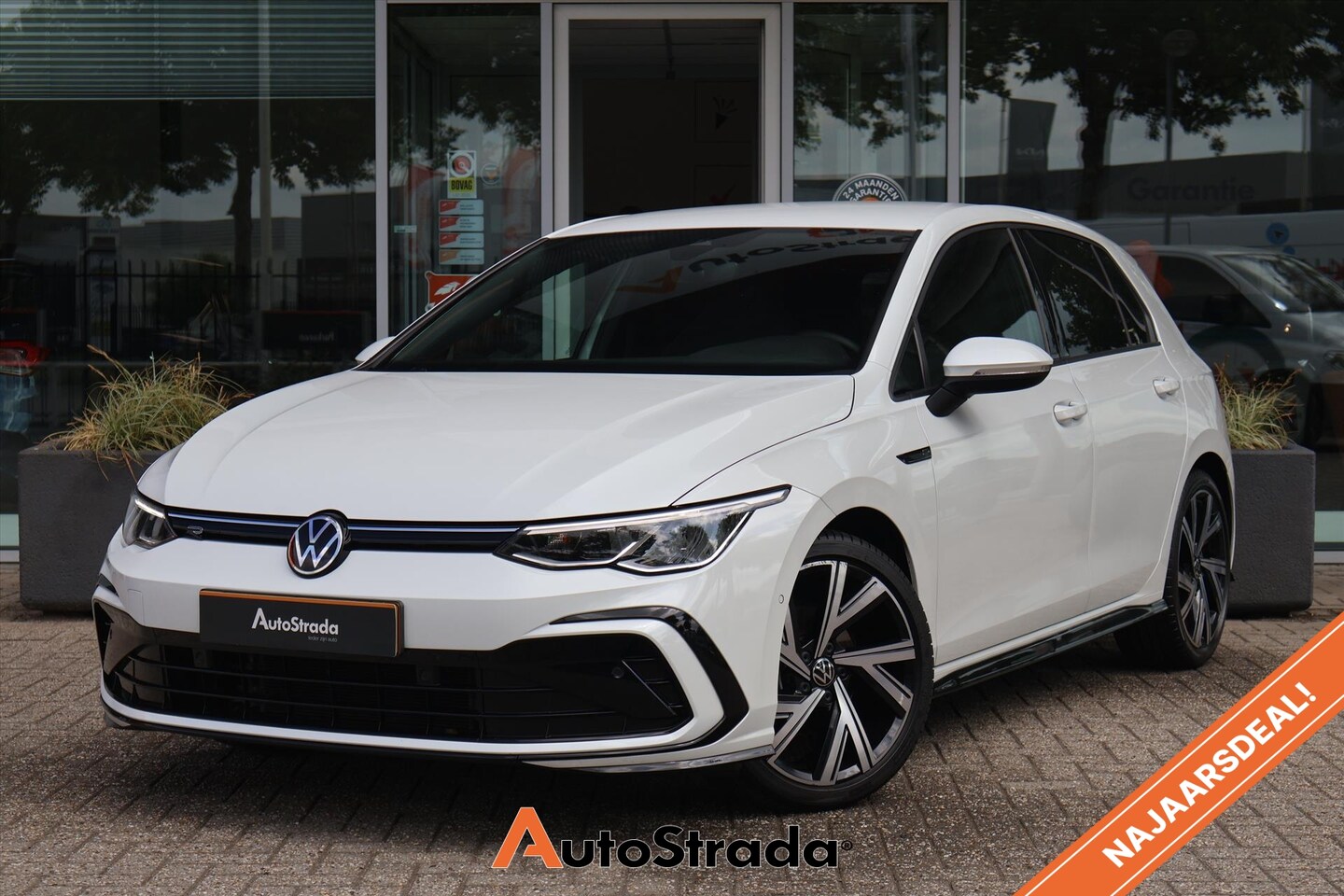 Volkswagen Golf - 1.5 TSI R-LINE 130pk I Navi I Climate I Carplay I Sfeerverlichting I DAB I 1e eigenaar - AutoWereld.nl