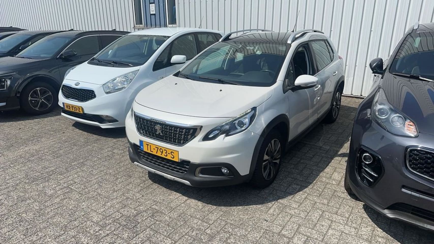 Peugeot 2008 - 1.2 PureTech Allure | Achterbank in delen neerklapbaar | Apple Carplay/Android Auto|telefo - AutoWereld.nl