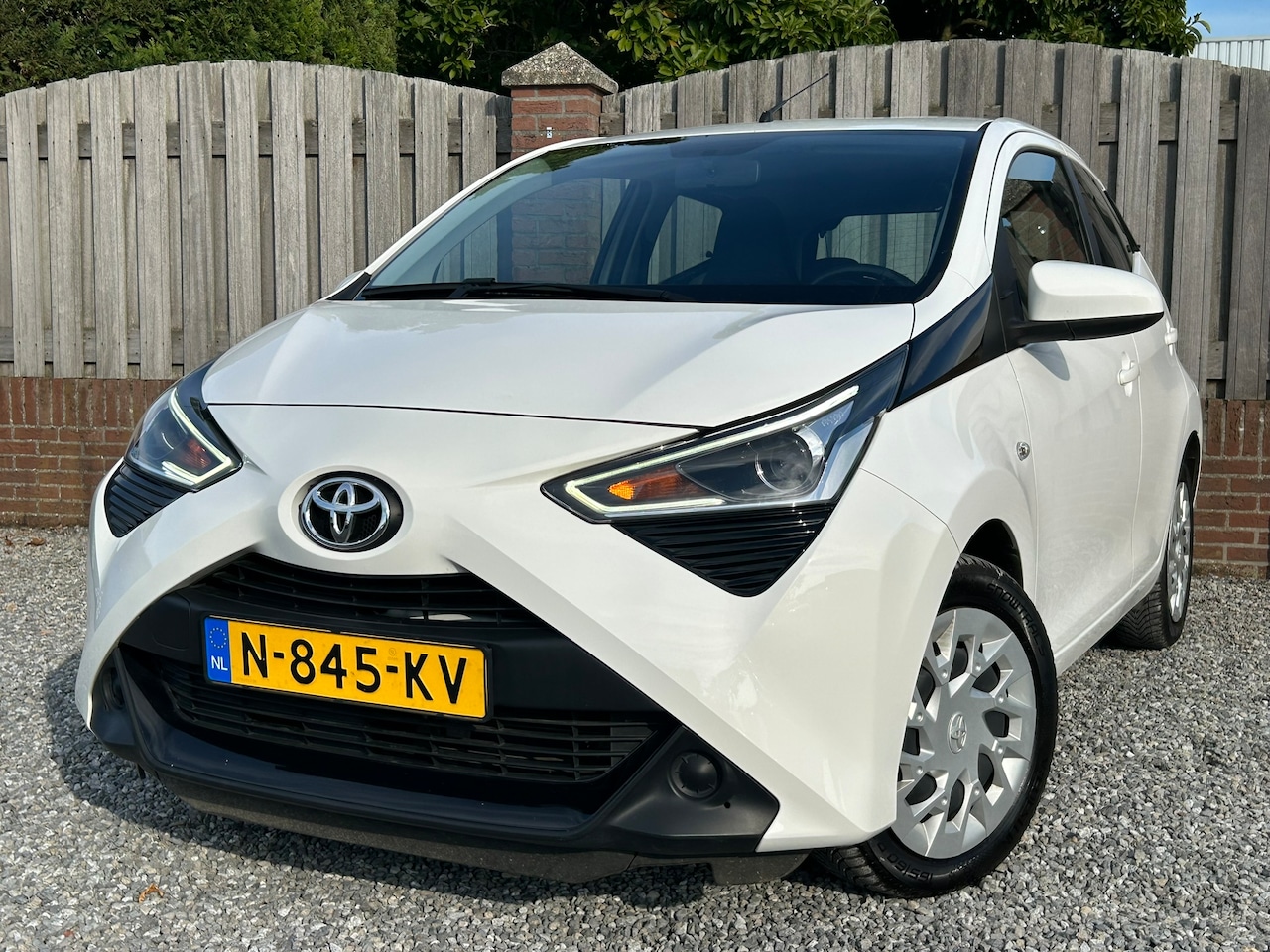 Toyota Aygo - 1.0 VVT-i x-play Toyota Aygo 1.0 VVT-i x-play | Airco | Navi | CarPlay | P. Camera - AutoWereld.nl