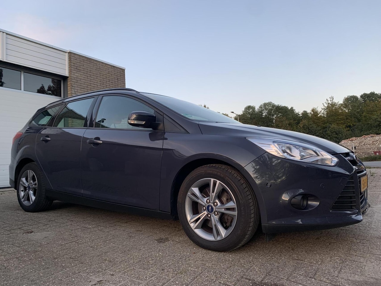 Ford Focus Wagon - 2.0 TDCI Titanium Automaat Trekhaak Navi Airco Cruise control - AutoWereld.nl