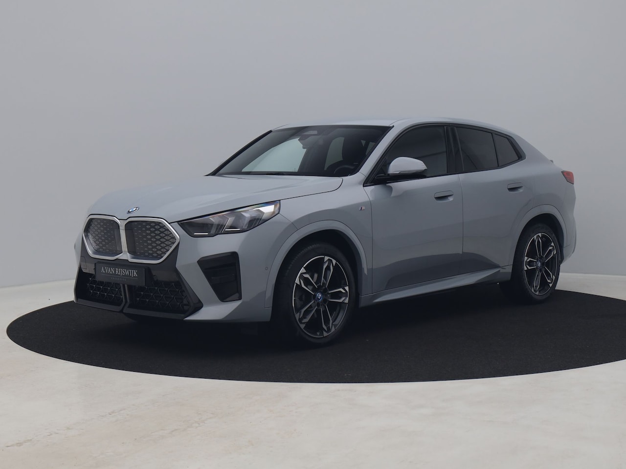 BMW iX2 - eDrive20 67 kWh M-Sport | LED | CAMERA - AutoWereld.nl
