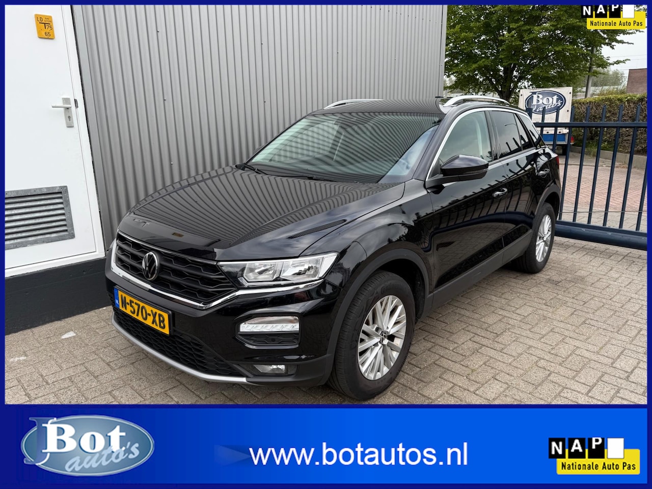 Volkswagen T-Roc - 1.5 TSI Style Business / AUTOMAAT / NEDERLANDSE AUTO / AIRCO / CRUISE CONTROL / TREKHAAK / - AutoWereld.nl