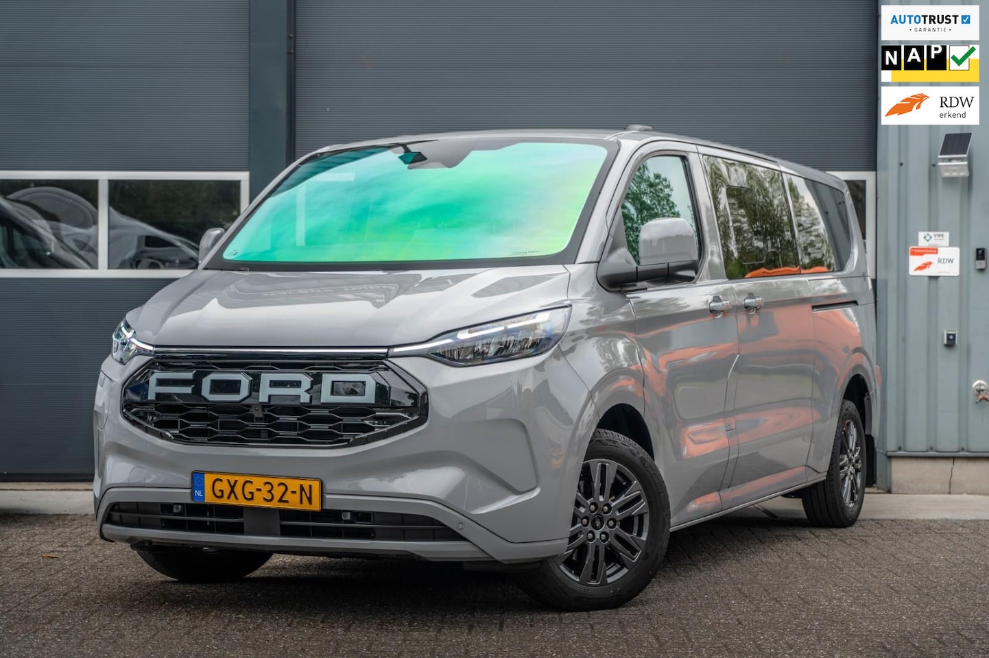 Ford Transit Custom - 340 2.5 PHEV L2H1 Limited 340 2.5 PHEV L2H1 Limited, RUIM, ZUINIG EN LUXE UITGEVOERD. VOOR 9 PERSONEN EN NOG VOLDOEN - AutoWereld.nl