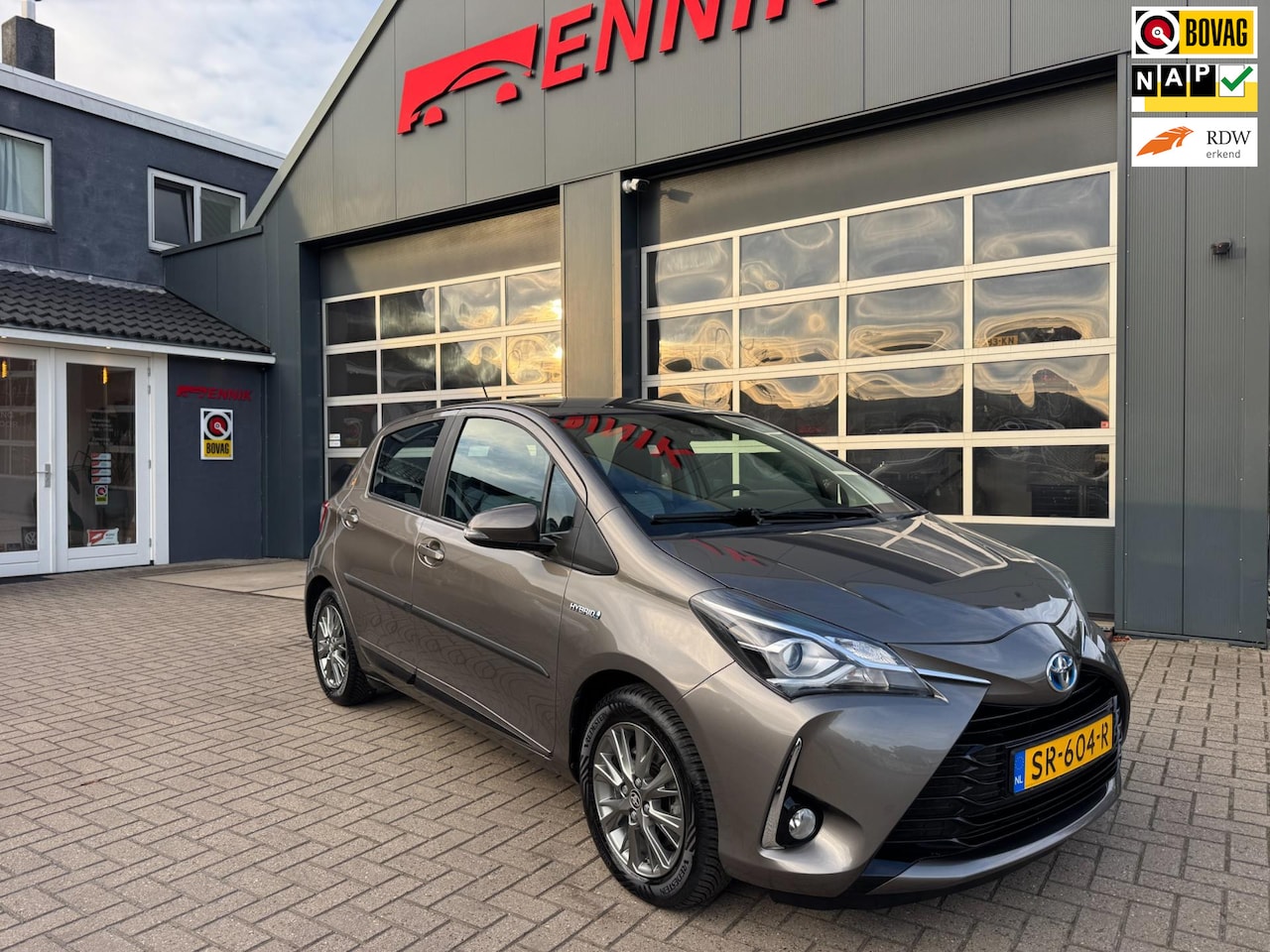 Toyota Yaris - 1.5 Hybrid Executive / Cruise / Trekhaak / Camera / Zeer mooie auto !. - AutoWereld.nl