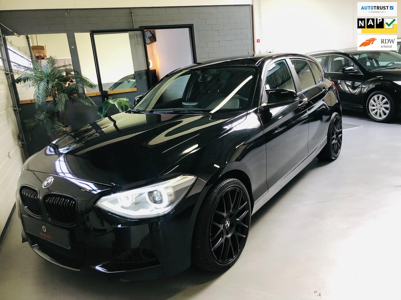 BMW 1-serie - 114i M-pakket/LED/XENON/CARPLAY - AutoWereld.nl