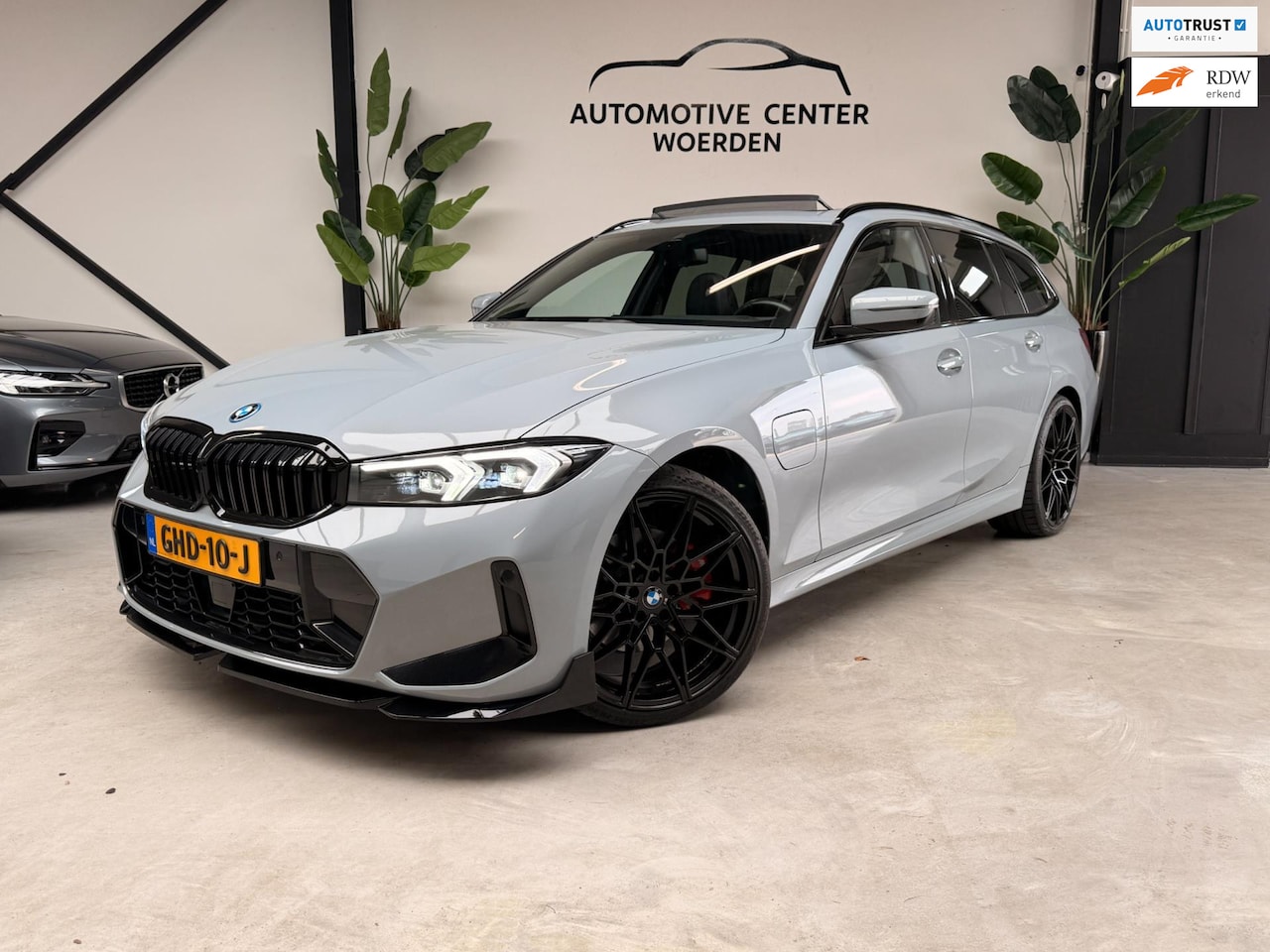 BMW 3-serie Touring - 320e Touring M-Sport PANO WIDESCREEN LEER HUD 20'' - AutoWereld.nl
