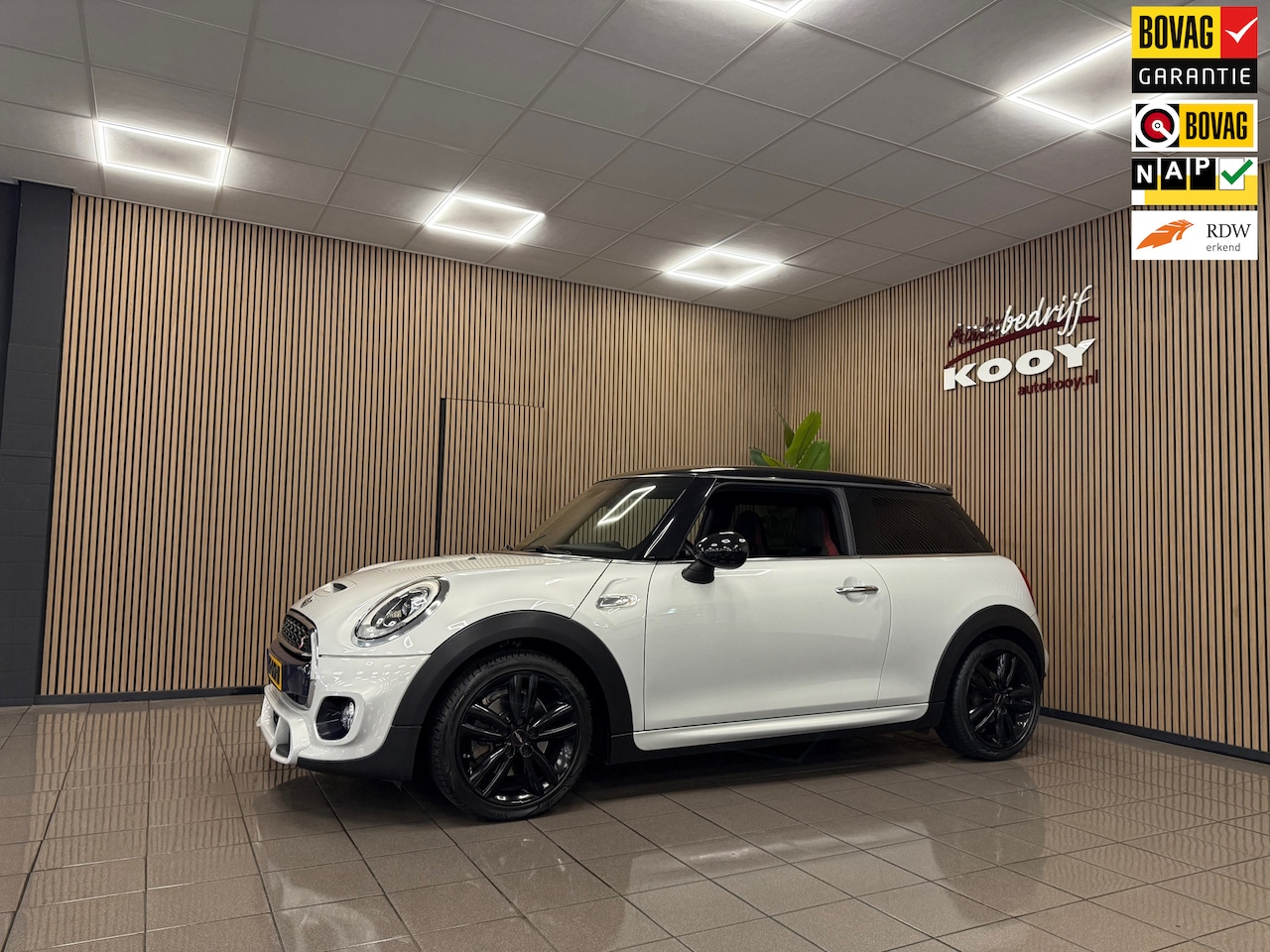 MINI John Cooper Works - 2.0 S JCW Chili Serious Business * Automaat / Panoramadak / LED / Navigatie * - AutoWereld.nl
