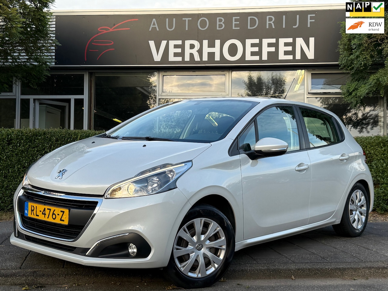 Peugeot 208 - 1.2 PureTech Blue Lion - XENON - NAVI - PARK SENS - AIRCO - DISTR RIEM VERV ! - AutoWereld.nl
