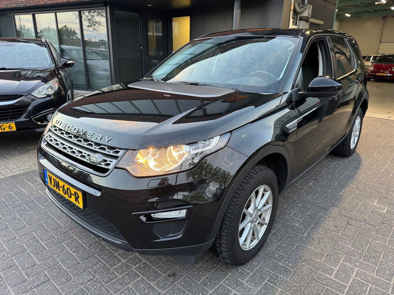 Land Rover Discovery Sport - 2.0 TD4 NAVI TREKHAAK CAMERA GRIJS KENTEKEN - AutoWereld.nl