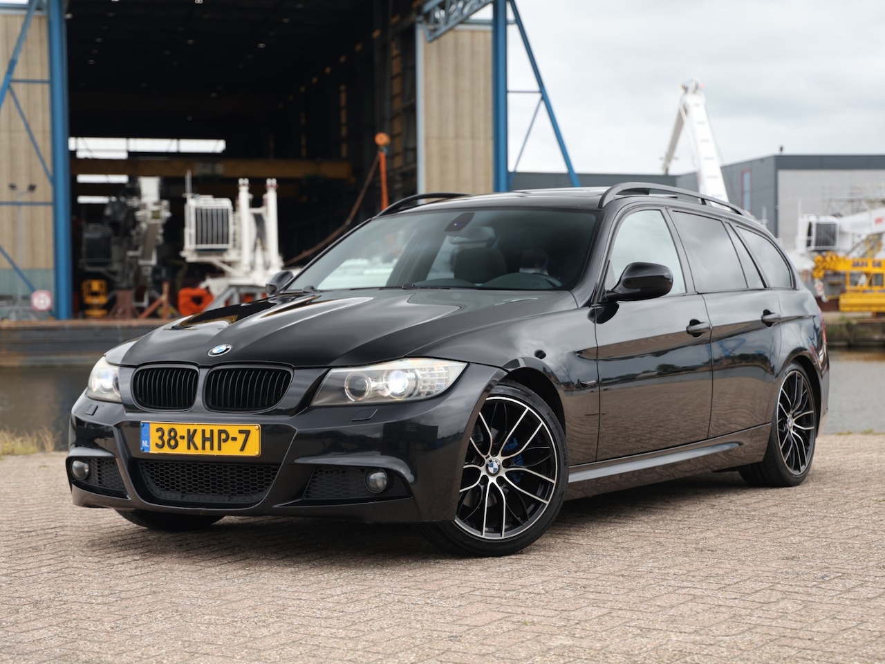 BMW 3-serie Touring - 318i High Executive All Black - AutoWereld.nl