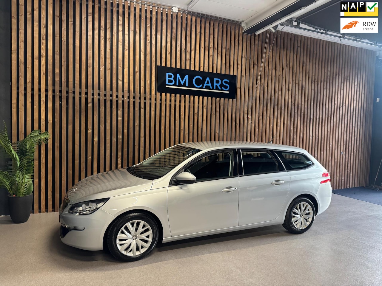 Peugeot 308 SW - 1.2 e-THP Blue Lease Airco, Navigatie, Cruise - AutoWereld.nl