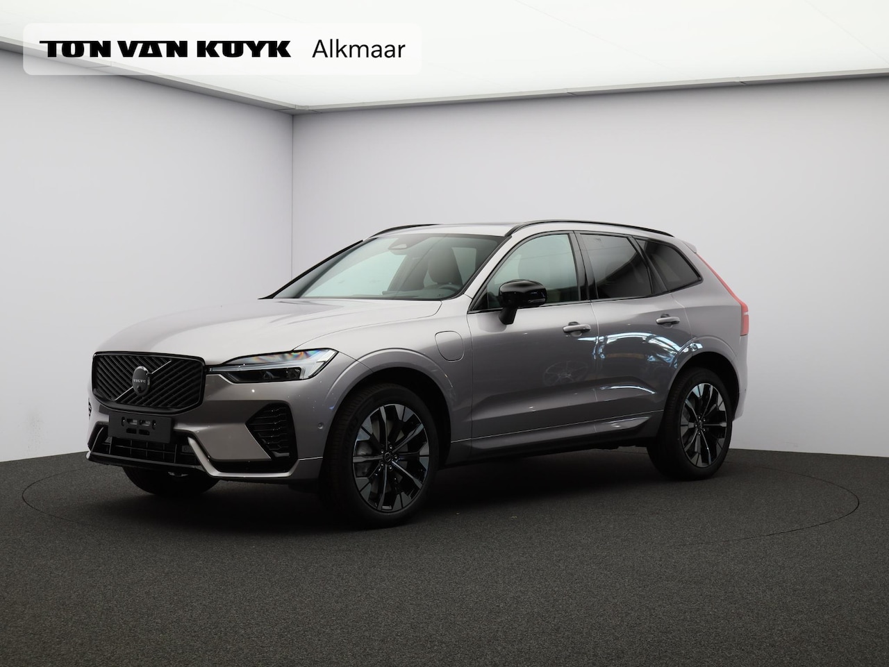 Volvo XC60 - 2.0 T6 Plug-in hybrid AWD Plus Dark / Panoramadak / Head-up Display / 360 Camera / Harman - AutoWereld.nl