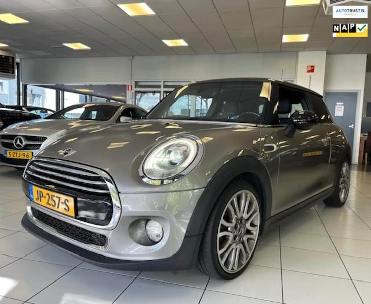 MINI Cooper - Mini 1.5 Chili Business/Panoramadak/NAP/Leder/Alcantare/Sfeerverlichting/Automaat - AutoWereld.nl
