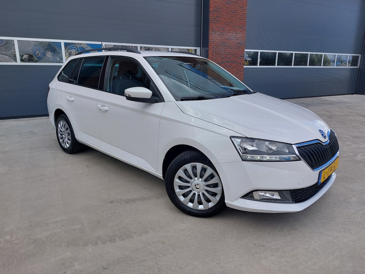 Skoda Fabia Combi - 1.0 TSI Ambition Airco/NAV /Dakrail 7-2021 - AutoWereld.nl