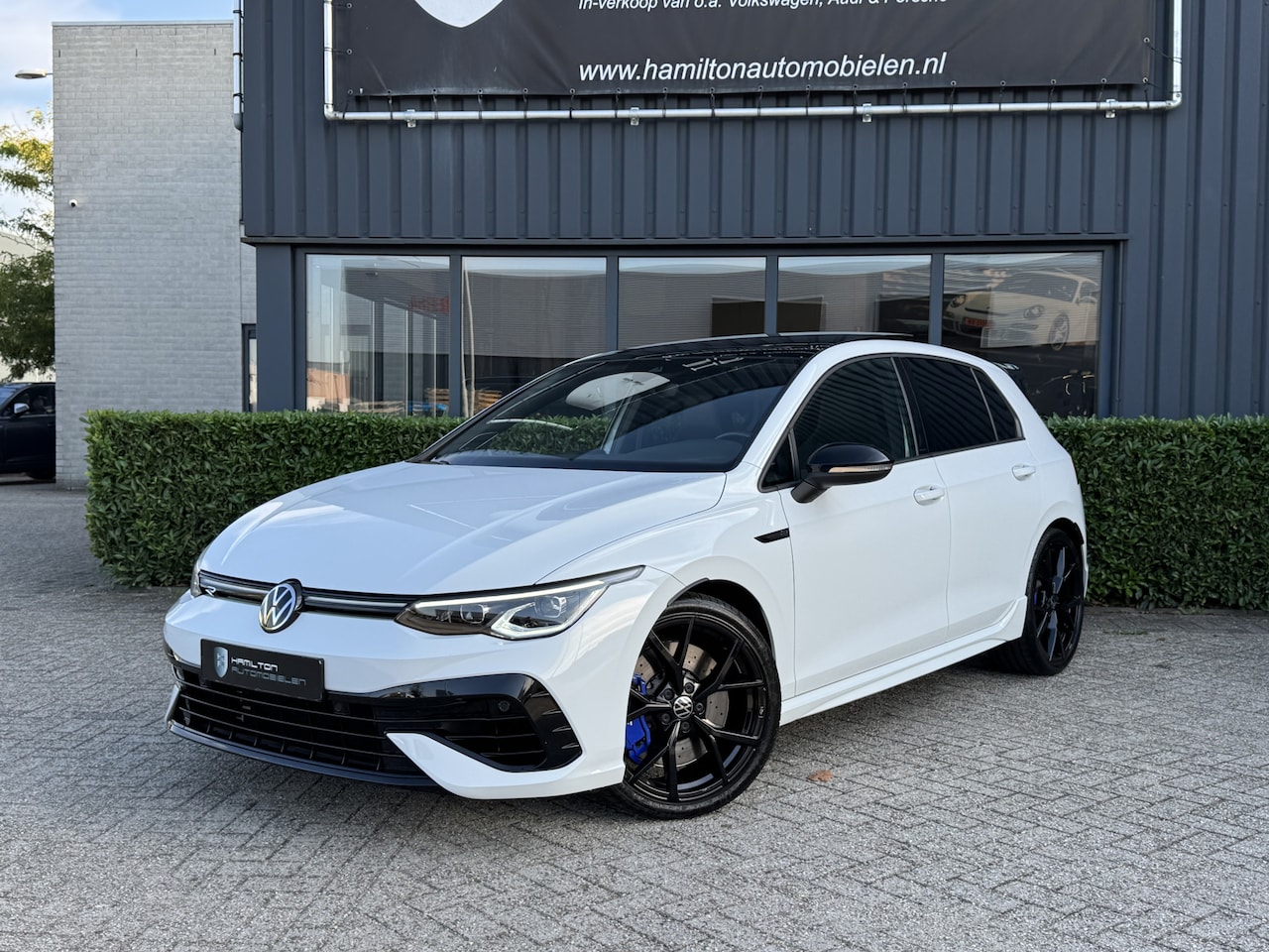 Volkswagen Golf - 8 R R20 2.0 TSI 320pk 4Motion DSG / Aut. Leder Akrapovic Panoramadak 19dkm!! - AutoWereld.nl