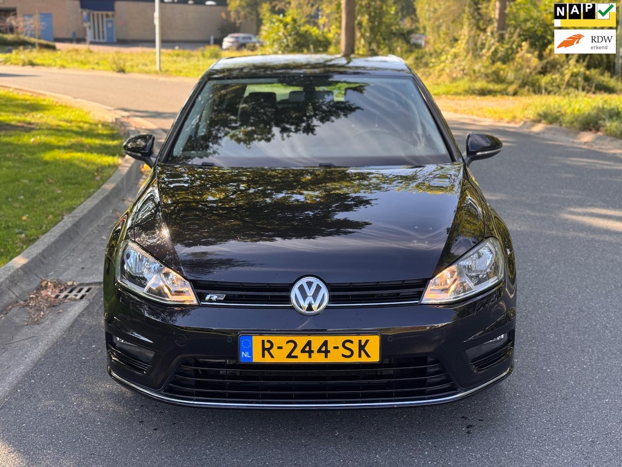Volkswagen Golf - 1.2 TSI R line Connected - AutoWereld.nl