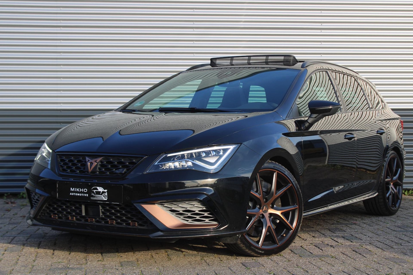 SEAT Leon ST - 2.0 TSI CUPRA R 4Motion | Schaalstoelen | Panoramadak | Virtual dashboard | Keyless | Beat - AutoWereld.nl