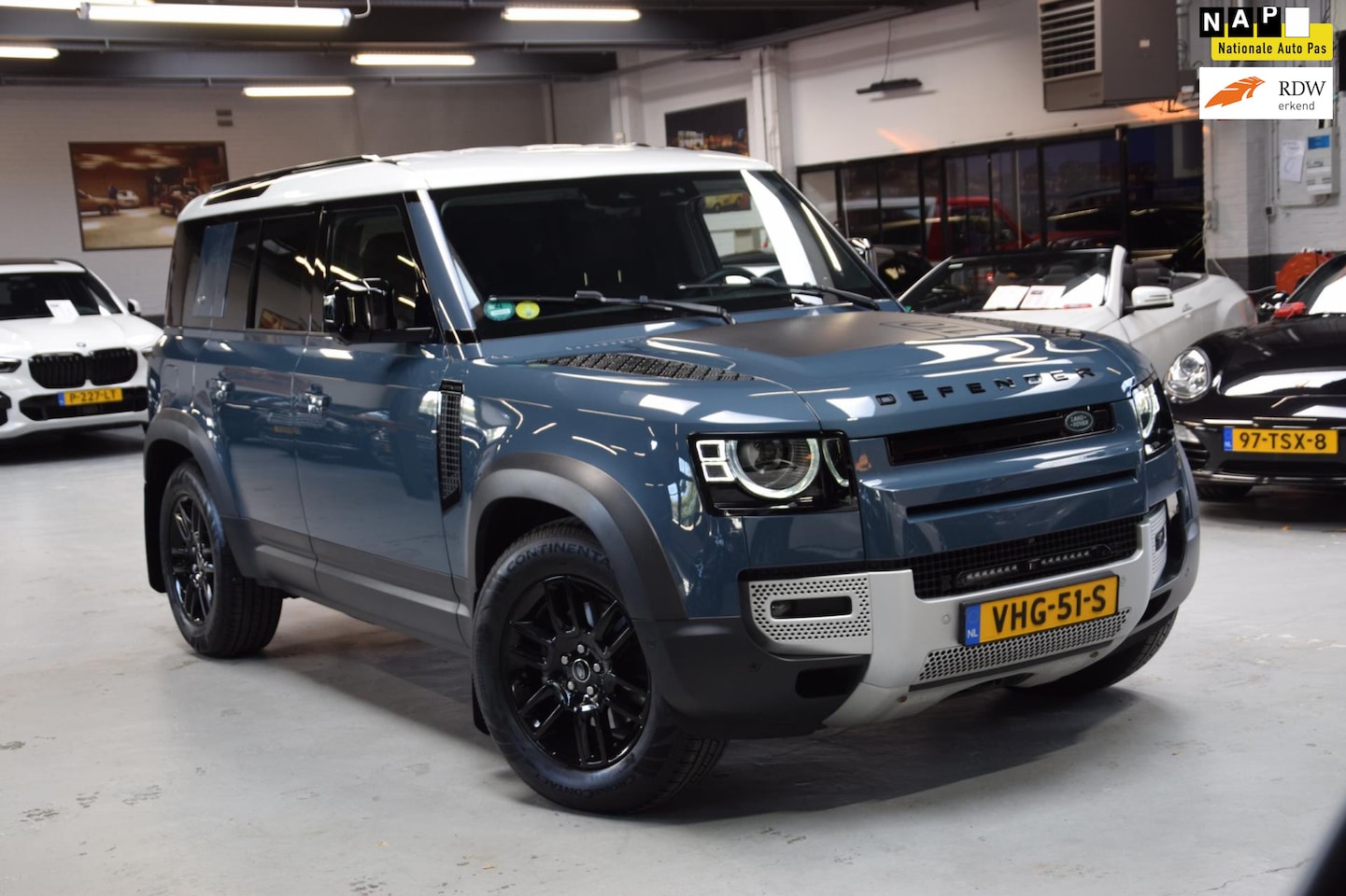 Land Rover Defender 110 - 2.0 D240 HSE Grijs kenteken|Navi|ACC|Ijskast|Org.NL|241pk! - AutoWereld.nl