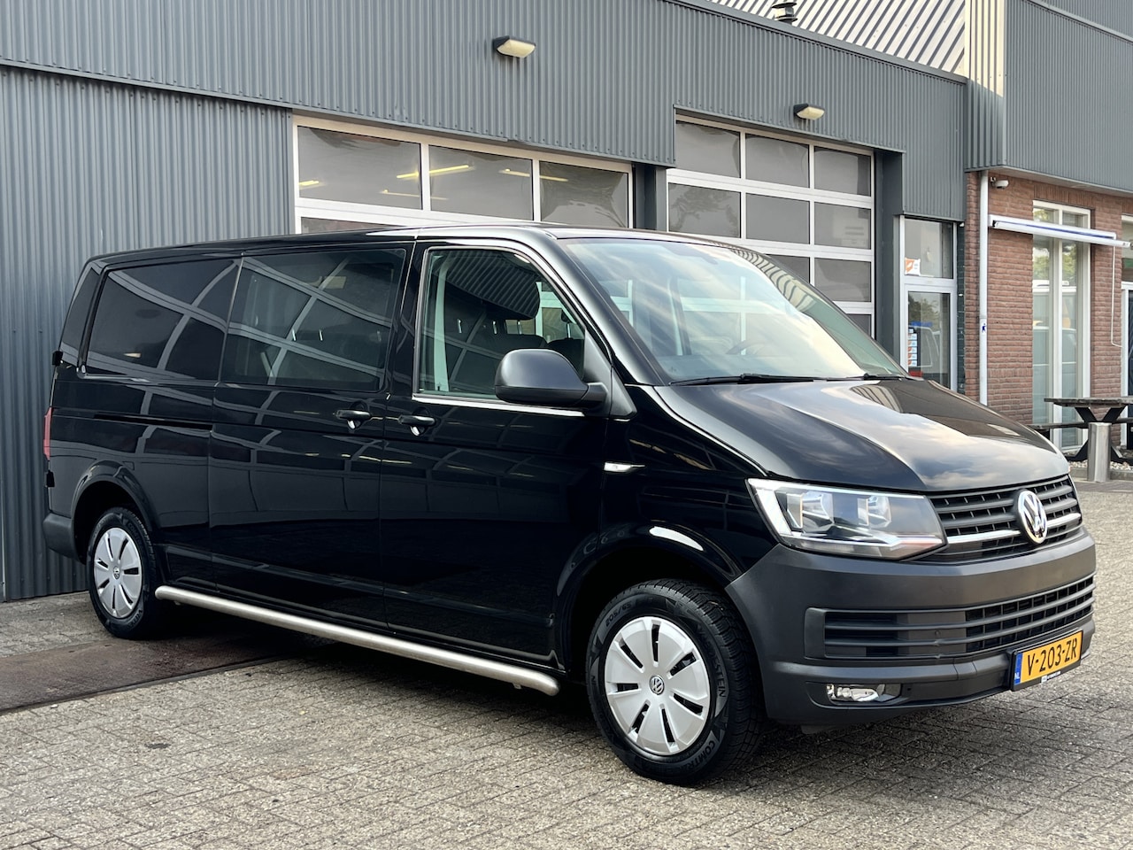 Volkswagen Transporter - 2.0 TDI L2H1 DC 150pk Airco Cruise controle Telefoonverbinding Trekhaak 2500kg trekgewicht - AutoWereld.nl
