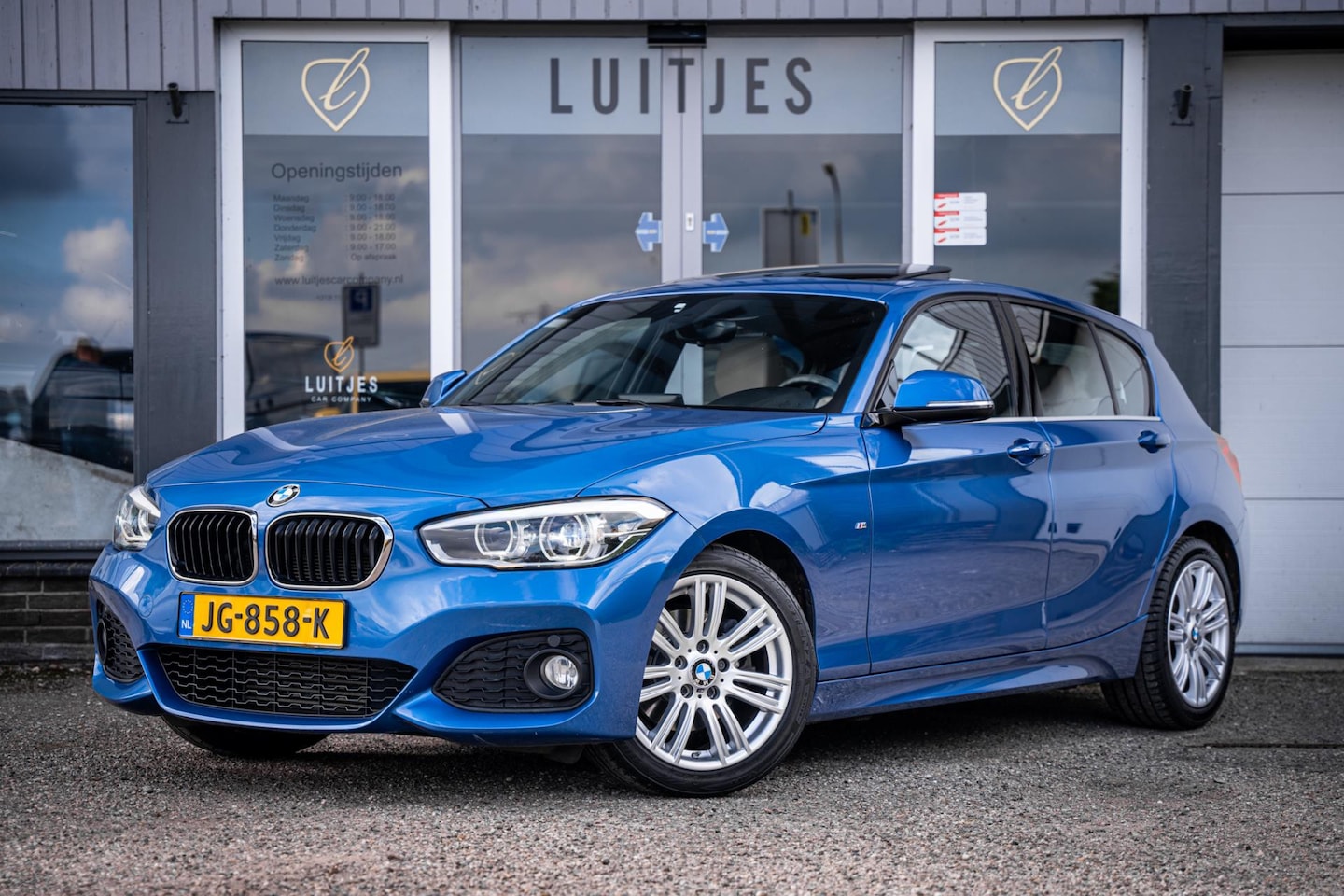 BMW 1-serie - 120i 177pk M-Sport I Schuifdak I Leder I Carplay I LED I NL-auto I NAP I Dealer-onderhoude - AutoWereld.nl