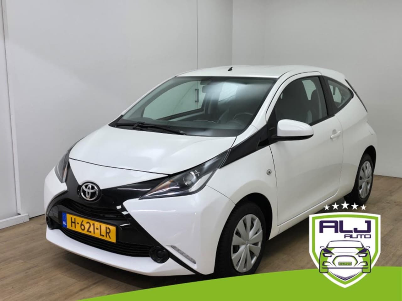 Toyota Aygo - Occasion 1.0 VVT-i x-play | Tweedehands Toyota Aygo wit | automaat | met luxe carplayradio - AutoWereld.nl