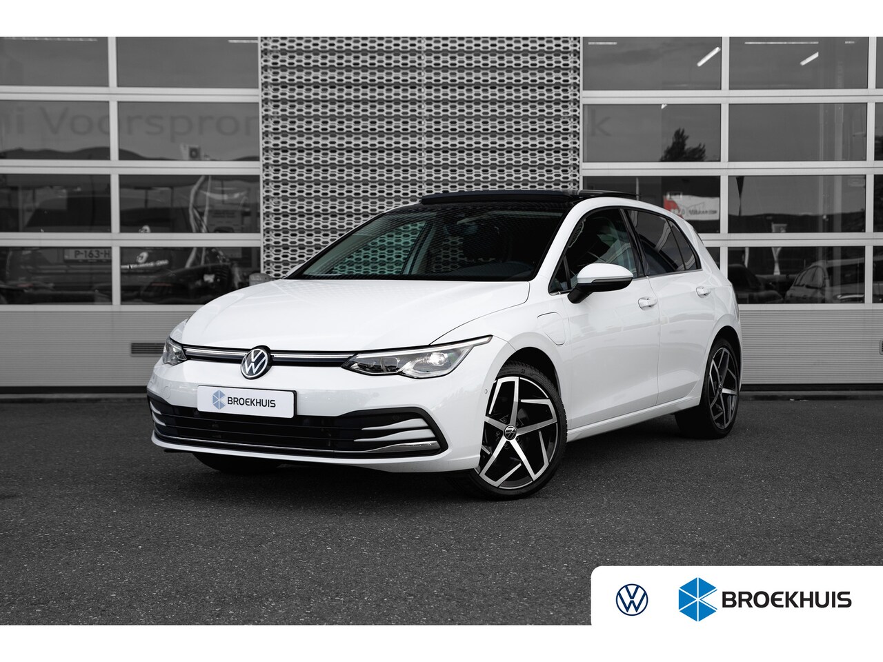 Volkswagen Golf - 1.4 eHybrid Style | Panoramadak | Apple Carplay - AutoWereld.nl