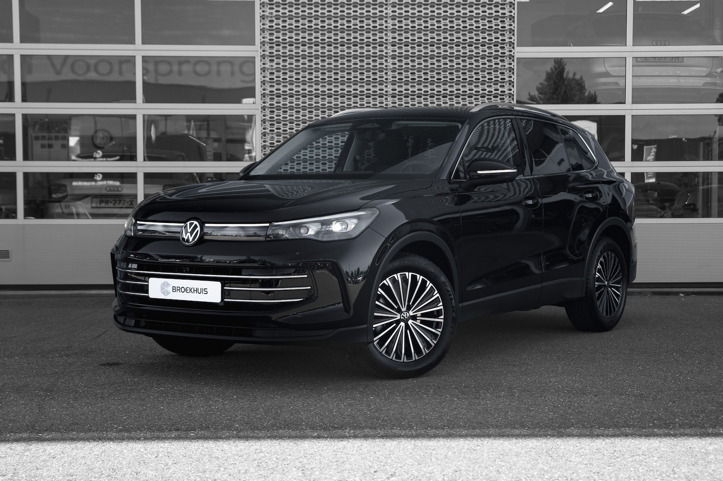 Volkswagen Tiguan - 1.5 eTSI Life Edition | Carplay | Alarm | Keyless Entry | - AutoWereld.nl