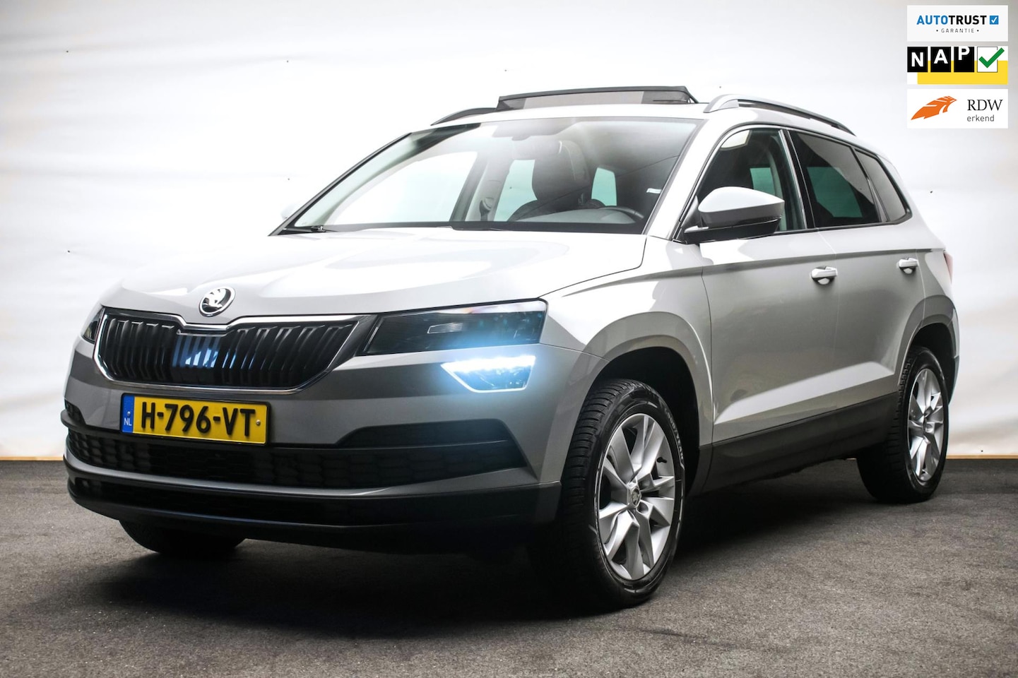 Skoda Karoq - 1.0 TSI Ambition Sport [ Panoramadak El Trekhaak Camera Sportinterieur Stoelverwarming Car - AutoWereld.nl