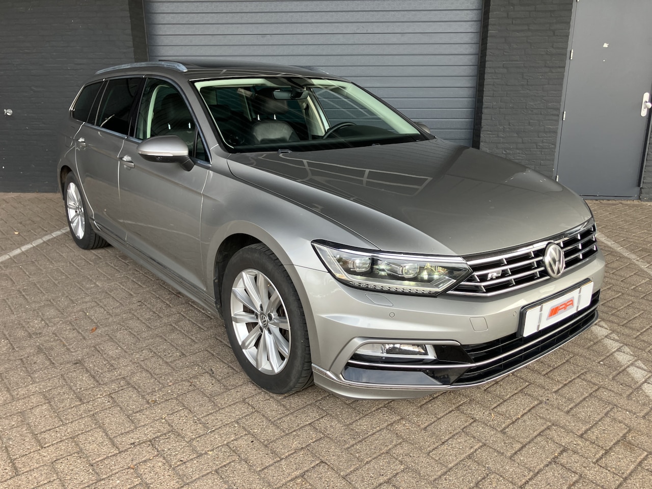 Volkswagen Passat Variant - 1.6 TDI R-LINE-XENON-LED-PANO - AutoWereld.nl