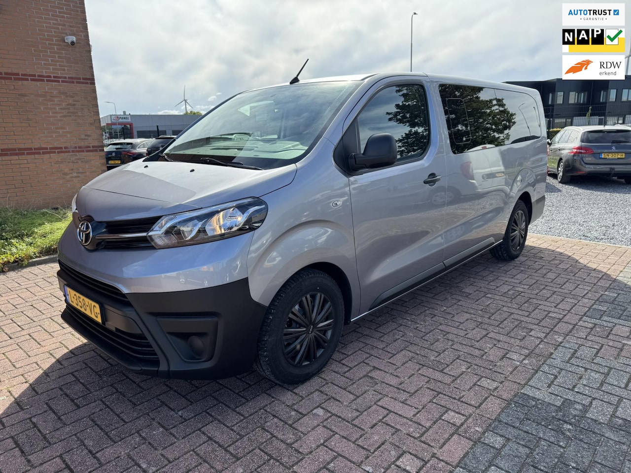 Toyota ProAce Shuttle - 1.5 D-4D Navigator Long 1.5 D-4D Navigator Long, Inclusief BTW/BPM, 9 Persoons, Euro 6, Navi, PDC, L3H1 - AutoWereld.nl