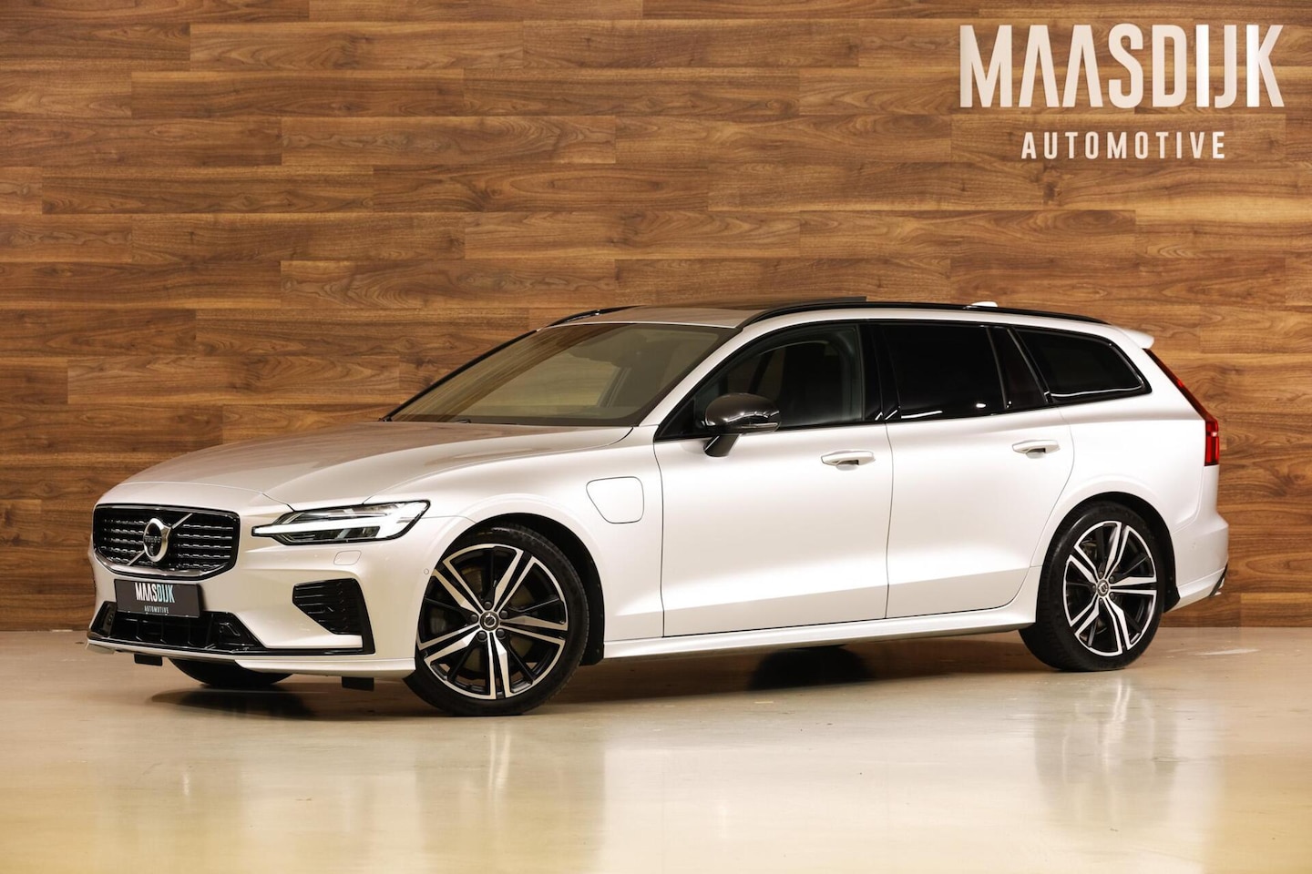 Volvo V60 - 2.0 T8 Twin Engine AWD R-Design|Pano|ACC|HUD|360| - AutoWereld.nl