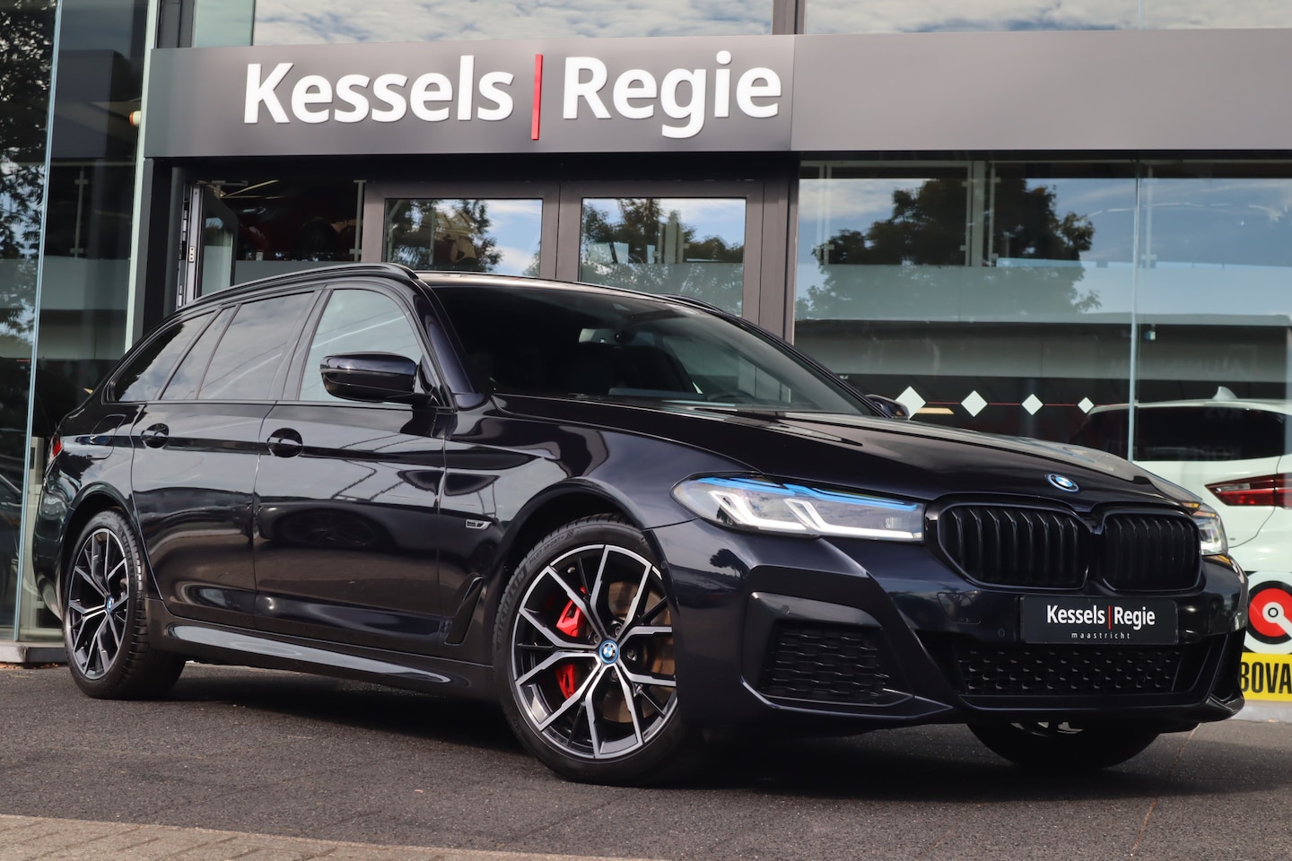 BMW 5-serie Touring - 530e High Executive M-Sport+ H&K Laser HUD Ambient 19"' - AutoWereld.nl