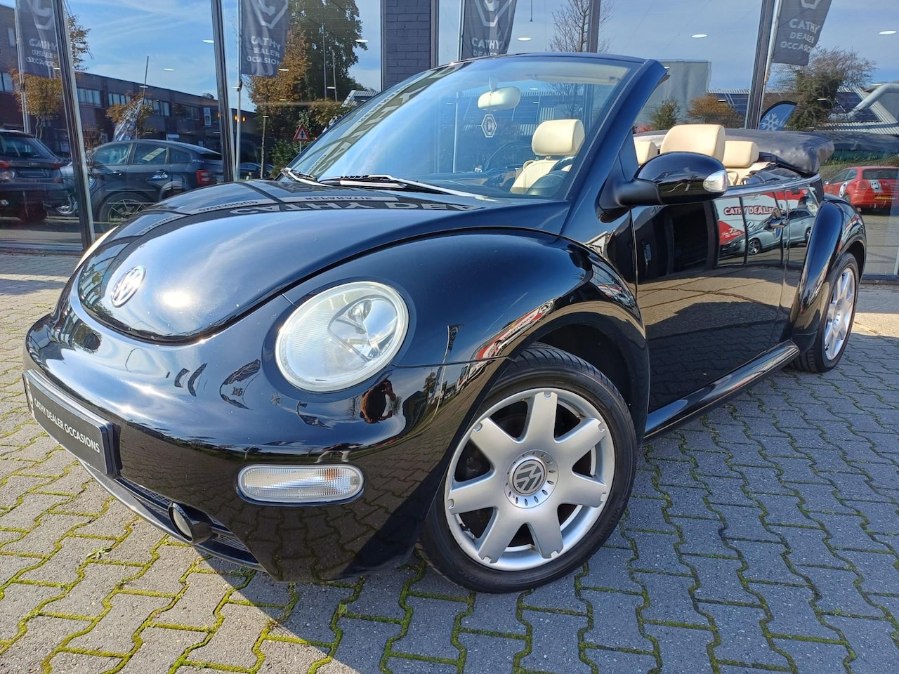 Volkswagen New Beetle Cabriolet - 1.6 Highline Cabrio Beige Leder Airco 17" LM-Velgen Windscherm Afdekhoes - AutoWereld.nl