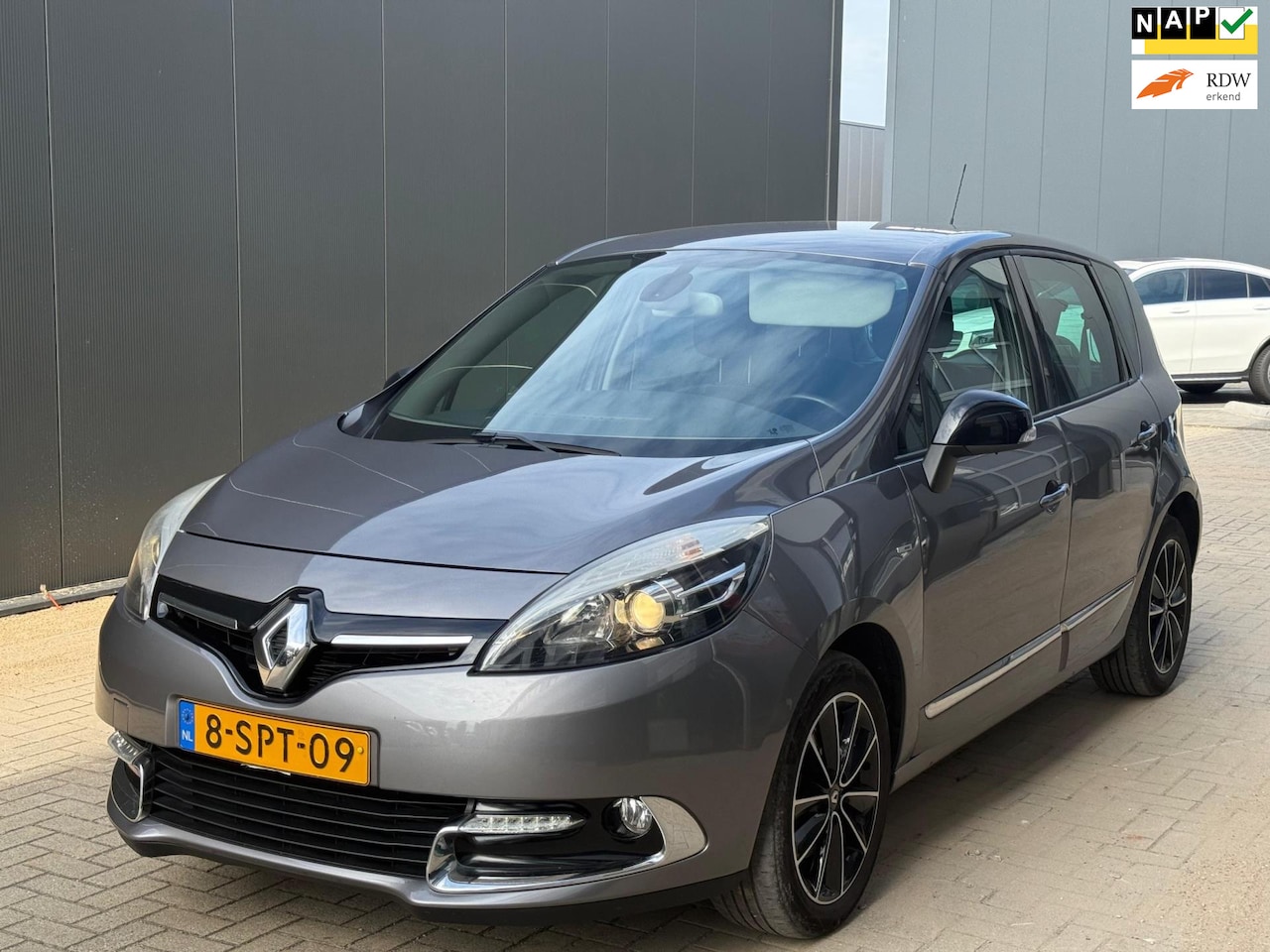 Renault Scénic - 1.5 dCi Bose half leder trekhaak nette auto! - AutoWereld.nl