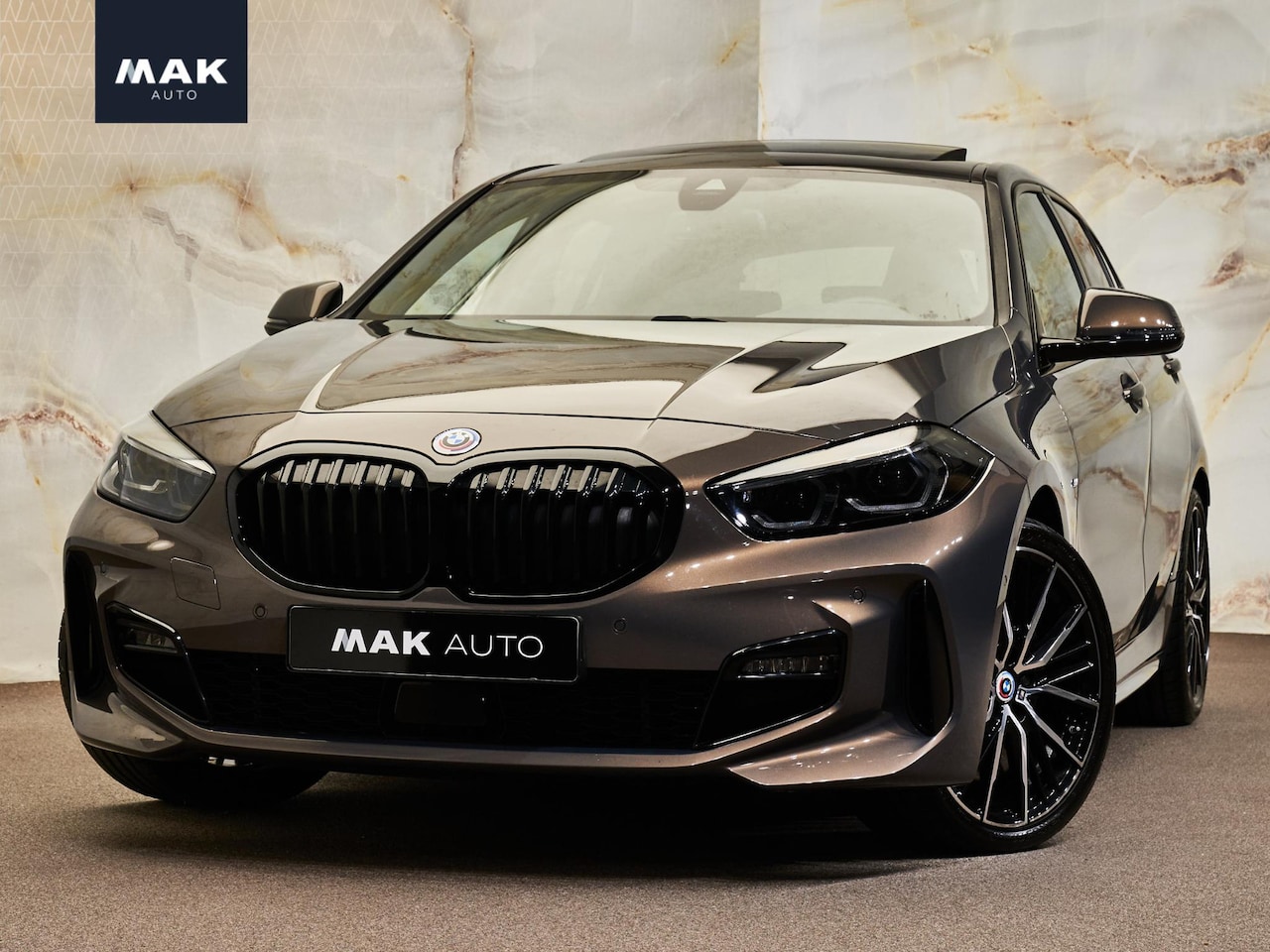 BMW 1-serie - 118i M Sport Pro, NL-auto, Sonderlackierung, M stoel, 19", M135i optiek, pano, leder, priv - AutoWereld.nl