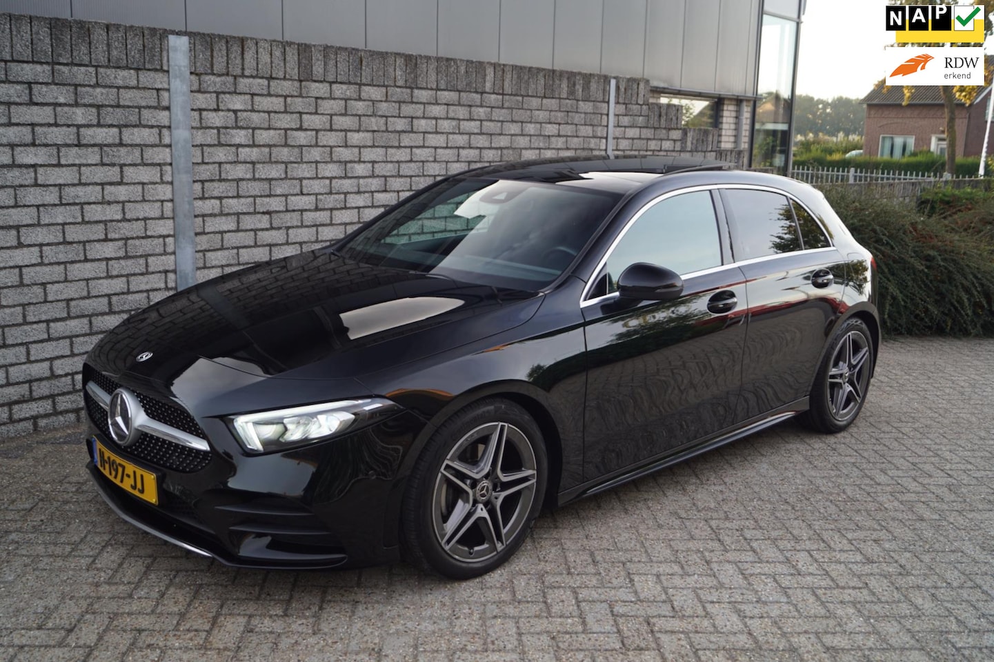 Mercedes-Benz A-klasse - 180 Business Solution AMG Autom Panodak Navi Camera Apple Carplay Clima Cruise 2x PDC LMV - AutoWereld.nl