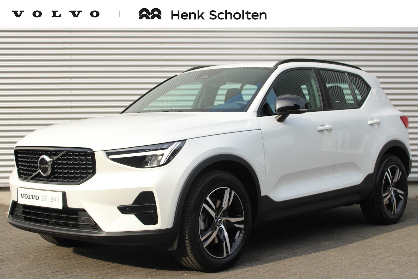 Volvo XC40 - B4 Automaat Plus Dark | 18" 5-Aero Spaaks Glossy Black | Trekhaak Elektrisch Uitklapbaar | - AutoWereld.nl