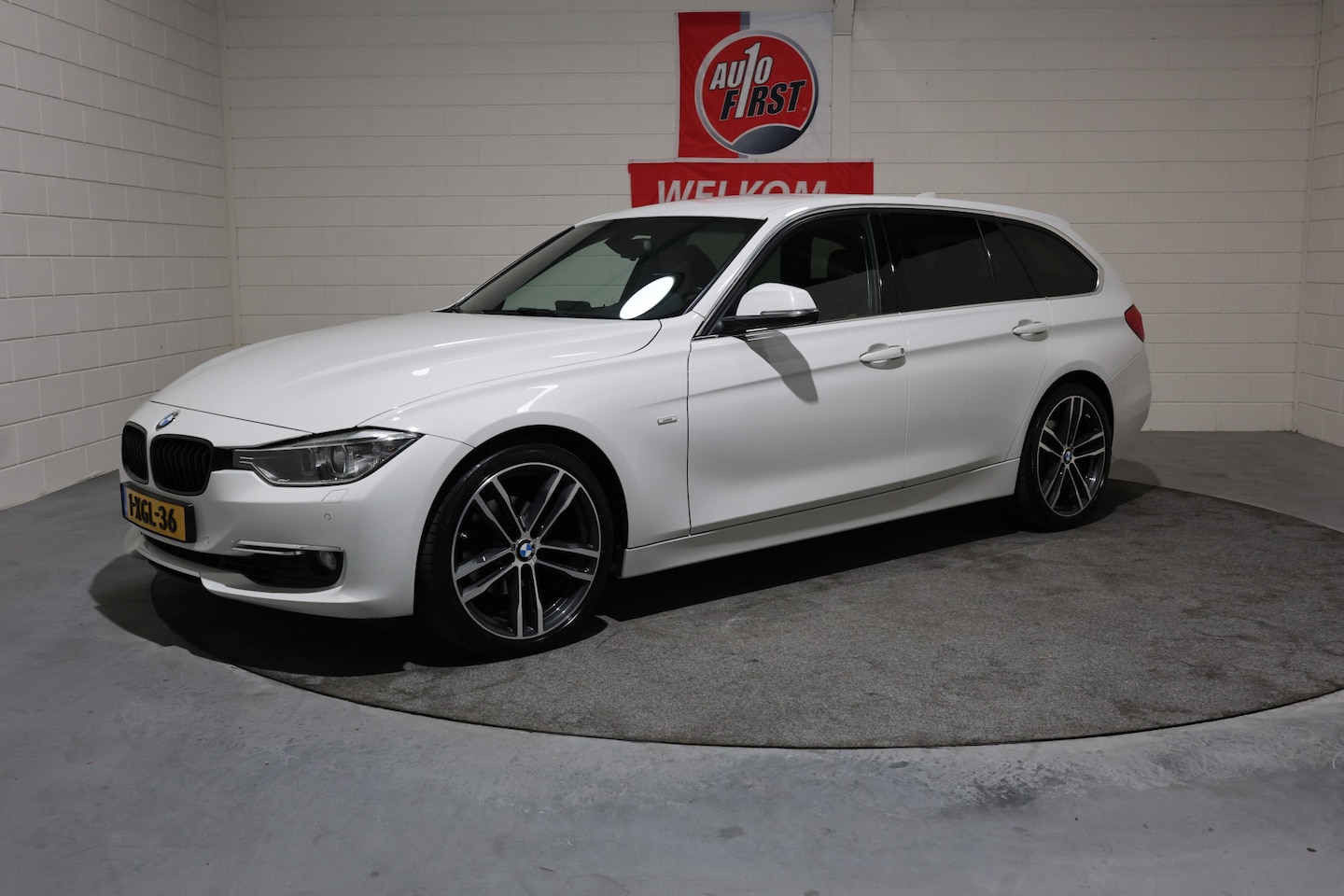 BMW 3-serie Touring - 320i High Executive 320i High Executive, Topstaat, 19 inch M velgen, Clima, Cruise, Navigatie, Leer, Electrisc - AutoWereld.nl