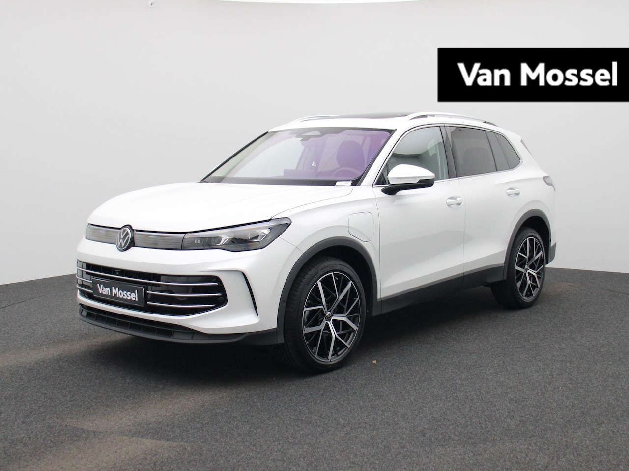 Volkswagen Tiguan - 1.5 eHybrid Elegance 204 PK | Automaat | Plug-In | Trekhaak | Head-Updisplay | Panoramdak - AutoWereld.nl