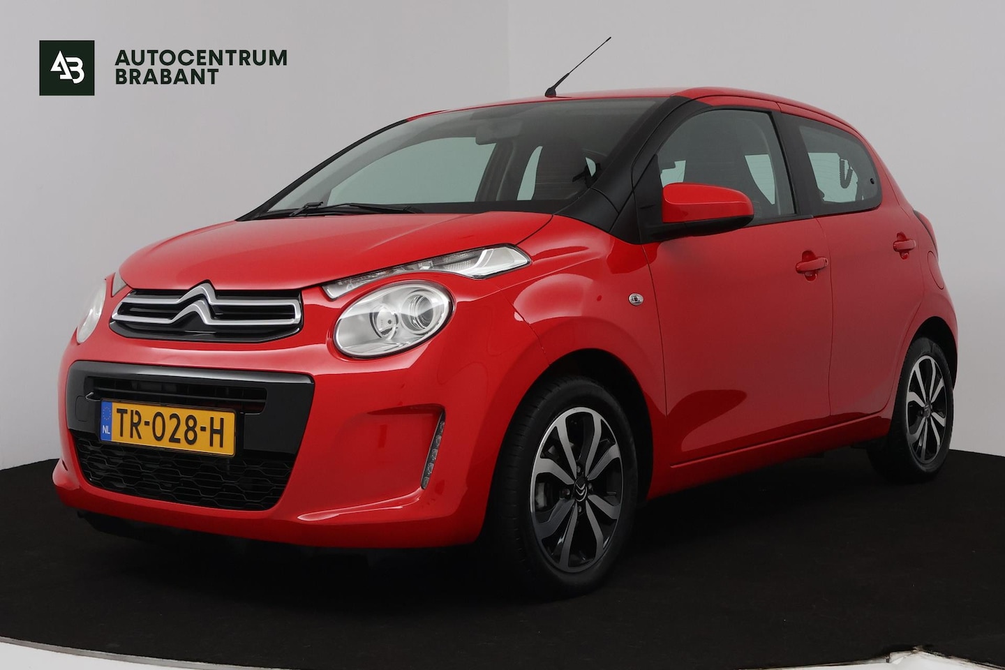 Citroën C1 - 1.0 VTi Shine Automaat (NAVIGATIE CARPLAY, CAMERA, STUURBEDIENING, GOED ONDERHOUDEN) - AutoWereld.nl