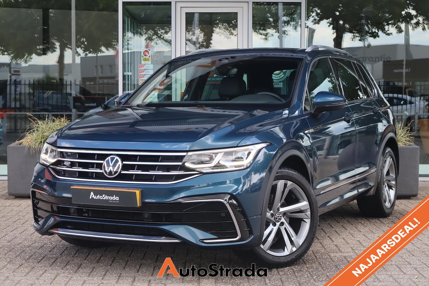 Volkswagen Tiguan - 1.5 R-Line TSI 150pk | Sensoren | Keyless | LED | Virtual | Adaptive | Climate | Navi | Ca - AutoWereld.nl