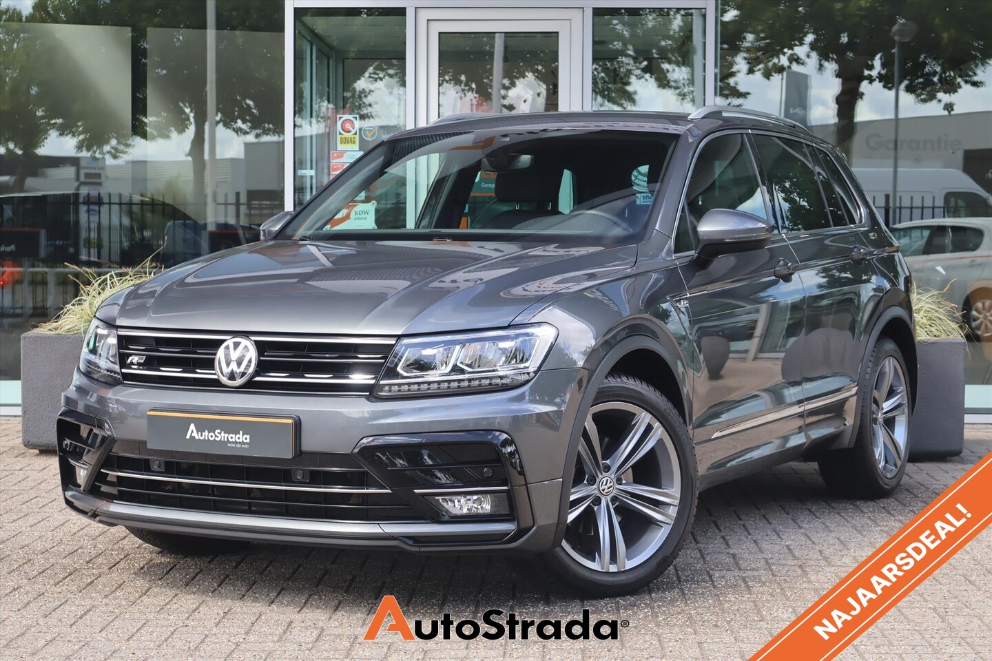 Volkswagen Tiguan - 1.5 R-Line TSI 130pk | Virtual | Navigatie | Carplay | LED | Climate | Adaptive | Stoelver - AutoWereld.nl