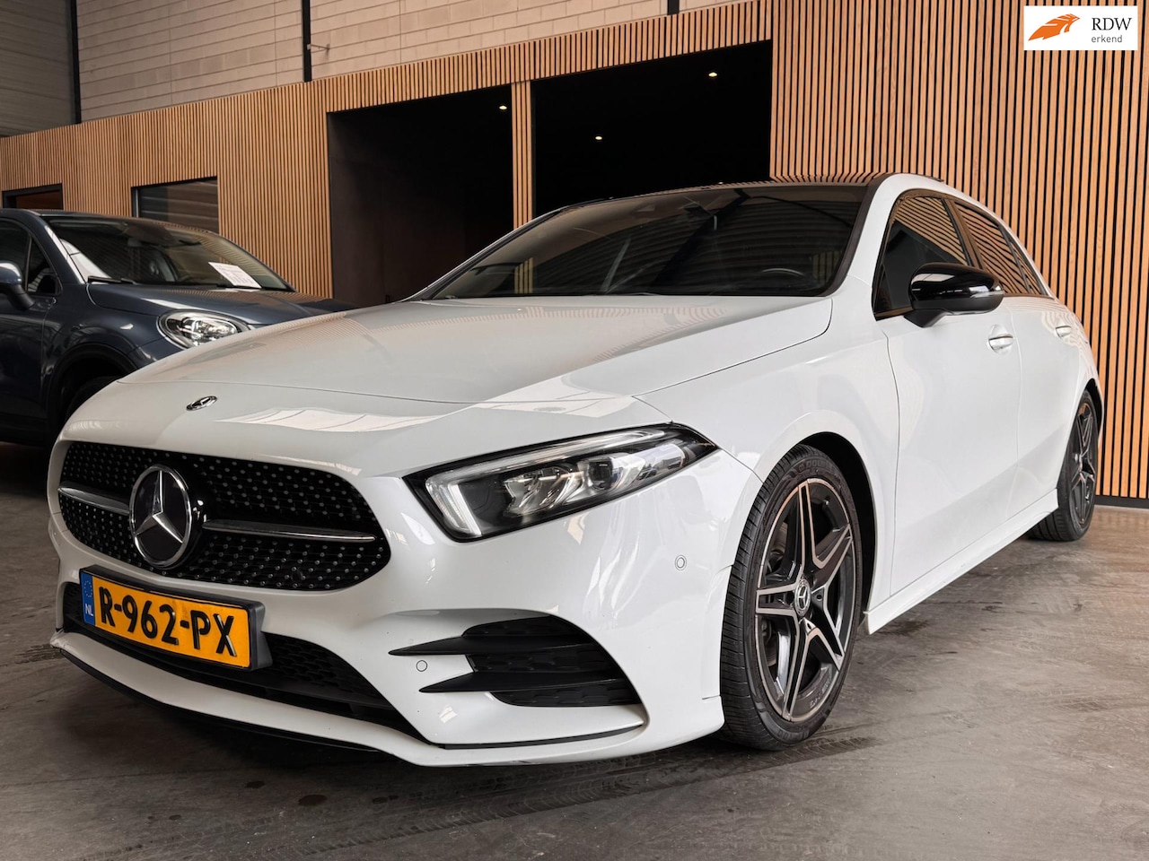 Mercedes-Benz A-klasse - 180 Business Solution AMG Pano|Sfeer|Camera|Airco|APK - AutoWereld.nl