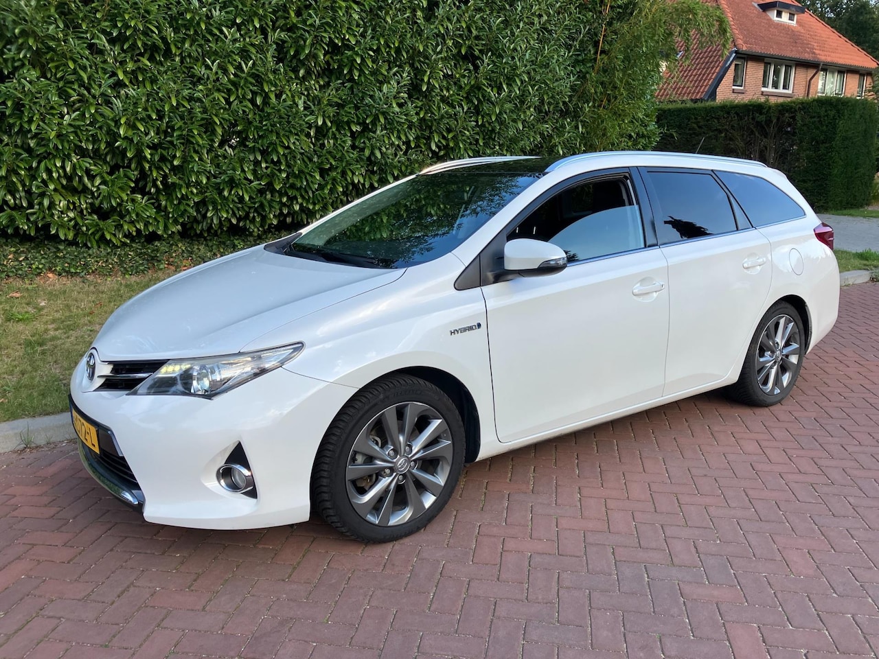 Toyota Auris Touring Sports - 1.8 Hybrid Lease Pro dealer onderhouden mooie auto 17 inch - AutoWereld.nl