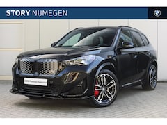 BMW iX1 - eDrive20 M Sport / Panoramadak / Trekhaak / Sportstoelen / Adaptieve LED / Parking Assista