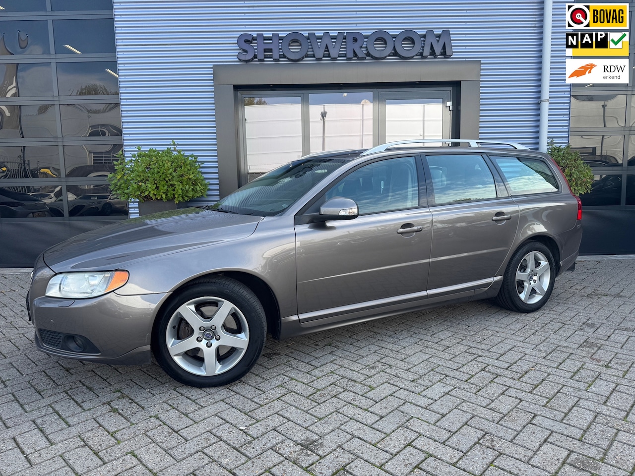 Volvo V70 - 2.5T Automaat|Leder|Schuifdak|Trekhaak|PDC|Cruise - AutoWereld.nl