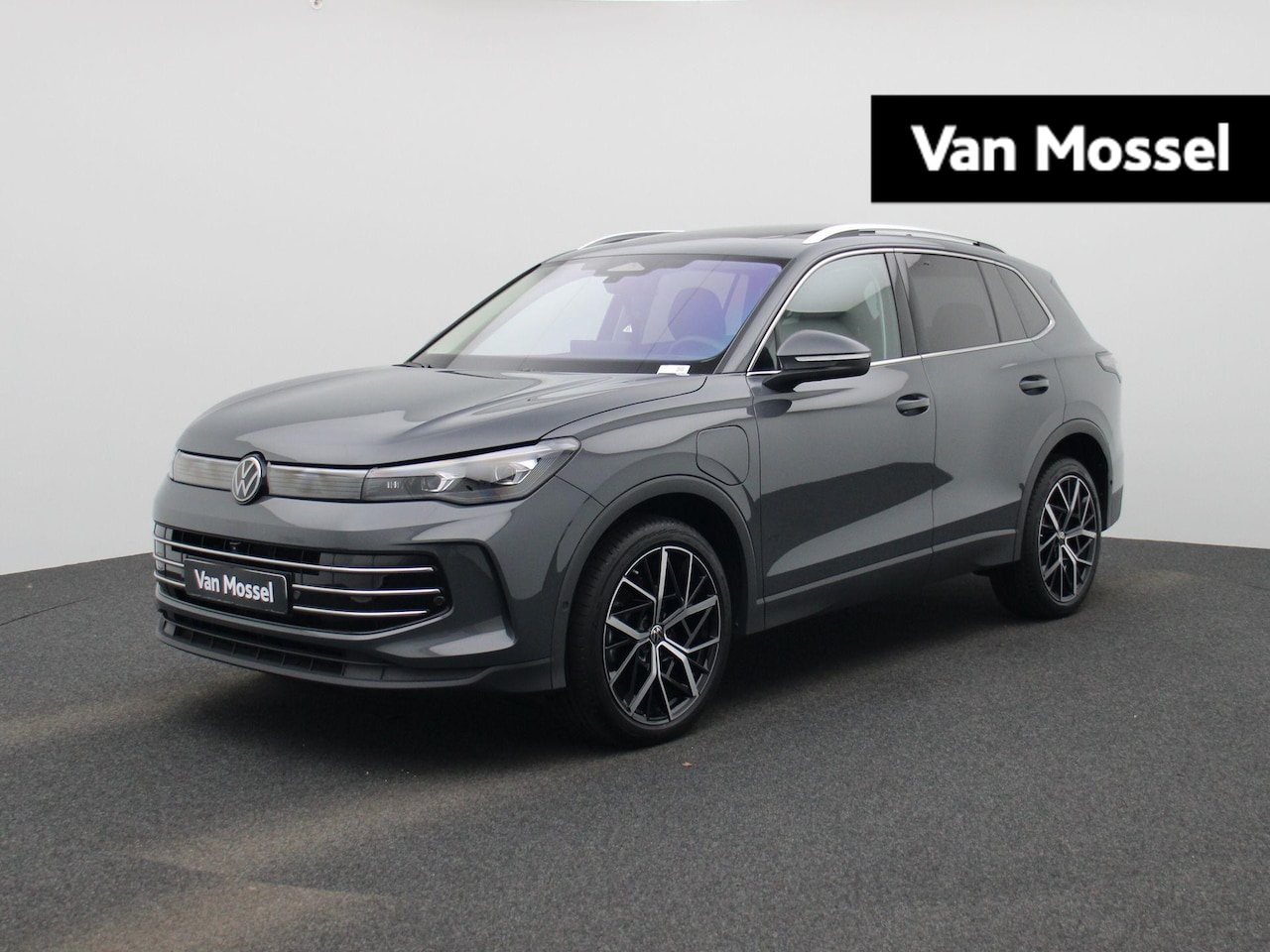 Volkswagen Tiguan - 1.5 eHybrid Elegance 204 PK | Automaat | Plug-In | Panoramadak | Trekhaak | Achterklep Ele - AutoWereld.nl