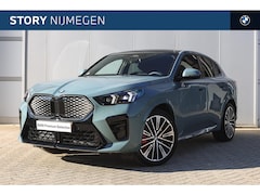 BMW iX2 - eDrive20 High Executive M Sport Automaat / Panoramadak / Sportstoelen / M Adaptief onderst