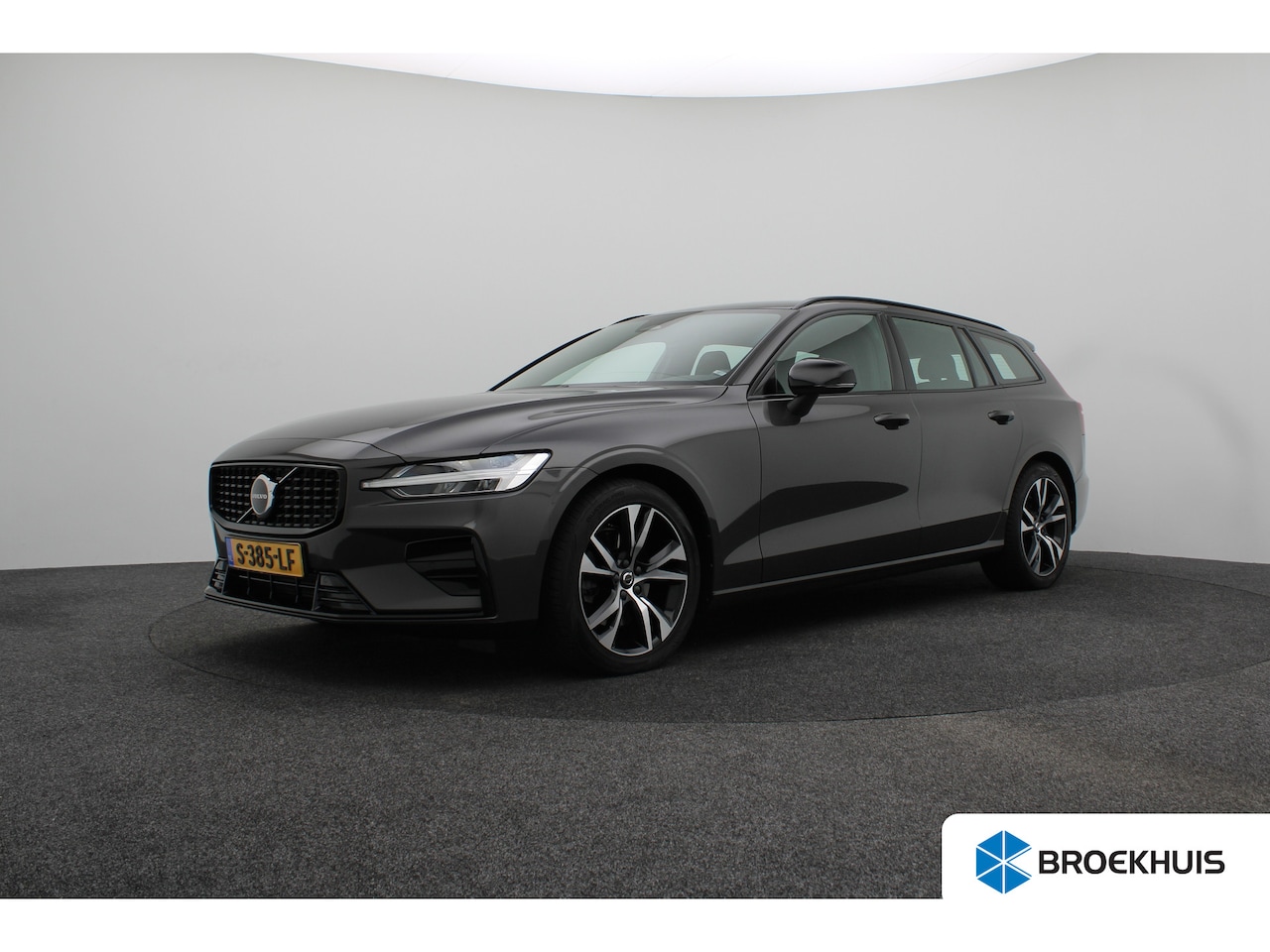 Volvo V60 - 2.0 B4 Plus Dark | Achterbank in delen neerklapbaar | Achterbank met armsteun en skiluik | - AutoWereld.nl